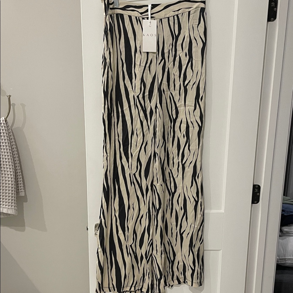 NWT Kaos flare leg satin zebra pants. Absolutely stunning. IT size 44 (Med)